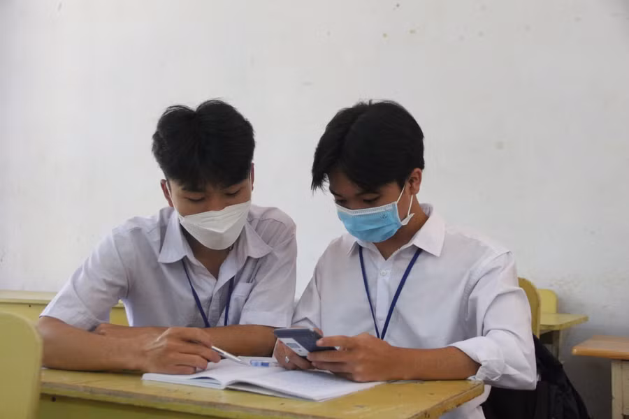 Em Đặng Lê Lâm Thế Vũ (bên trái) và em Nguyễn Viết Nhân trau dồi kiến thức, cố gắng hoàn thành tốt kì thi quan trọng sắp tới.