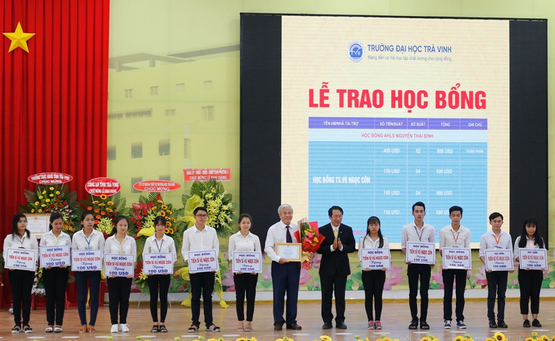 Trao học bổng cho những sinh viên nghèo học giỏi.
