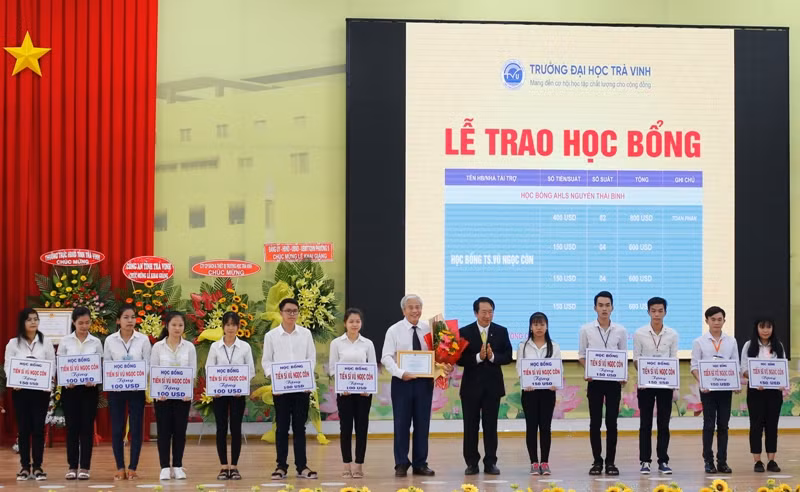 Trao học bổng cho những sinh viên nghèo học giỏi.