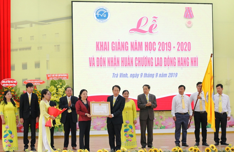 Trường Đại học Trà Vinh vinh dự đón nhận Huân chương Lao động hạng Nhì.