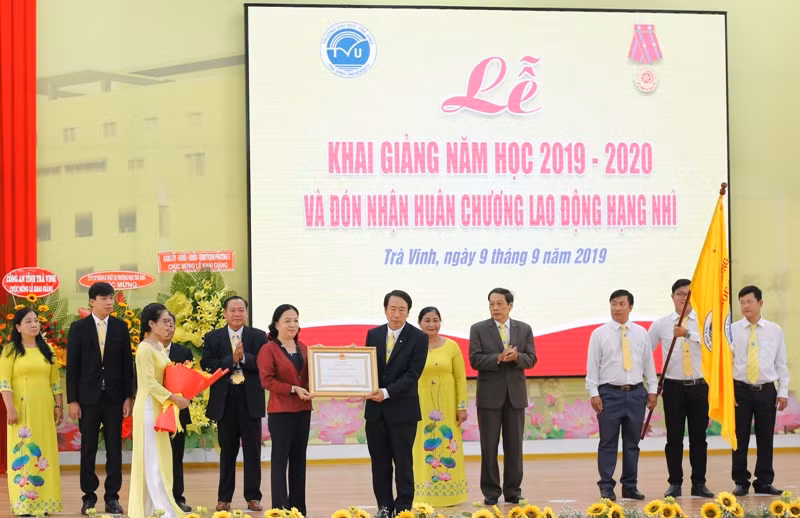 Trường Đại học Trà Vinh vinh dự đón nhận Huân chương Lao động hạng Nhì.