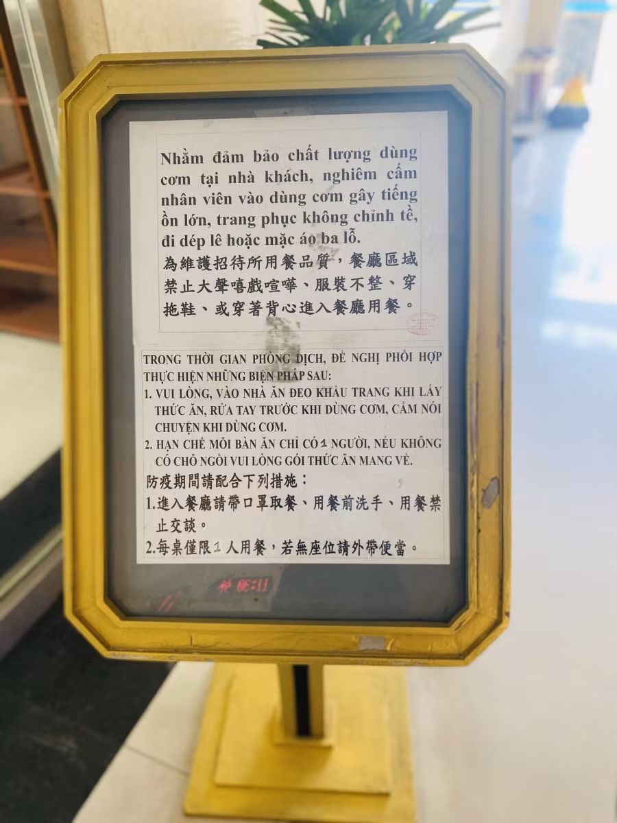 Nhiều bảng, biển hướng dẫn thực hiện quy định 5k được niêm yết bằng 2 thứ tiếng (Việt Nam và Đài Loan)...