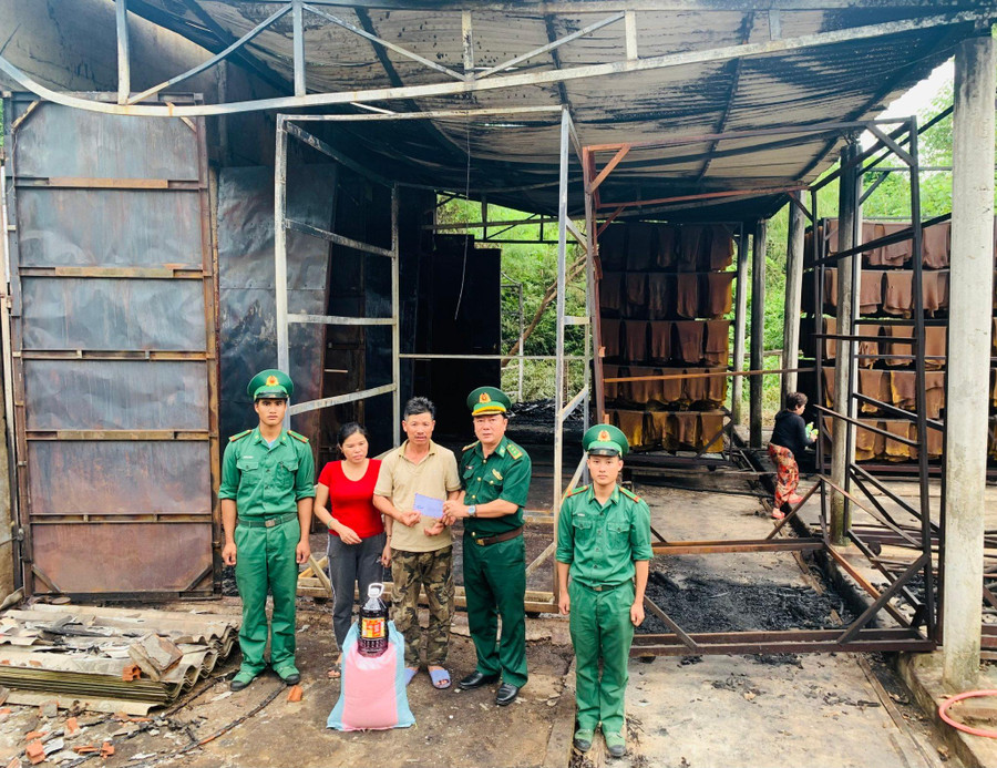 Đồn Biên phòng Ba Tầng hỗ trợ người dân sau vụ hỏa hoạn. Đồn Biên phòng Ba Tầng hỗ trợ người dân sau vụ hỏa hoạn.