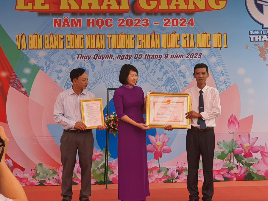 Bà Trần Thị Bích Vân, Phó Giám đốc Sở GD&ĐT Thái Bình trao Quyết định và Bằng công nhận trường chuẩn quốc gia cho Trường THCS Thụy Quỳnh. Bà Trần Thị Bích Vân, Phó Giám đốc Sở GD&ĐT Thái Bình trao Quyết định và Bằng công nhận trường chuẩn quốc gia cho Trường THCS Thụy Quỳnh.