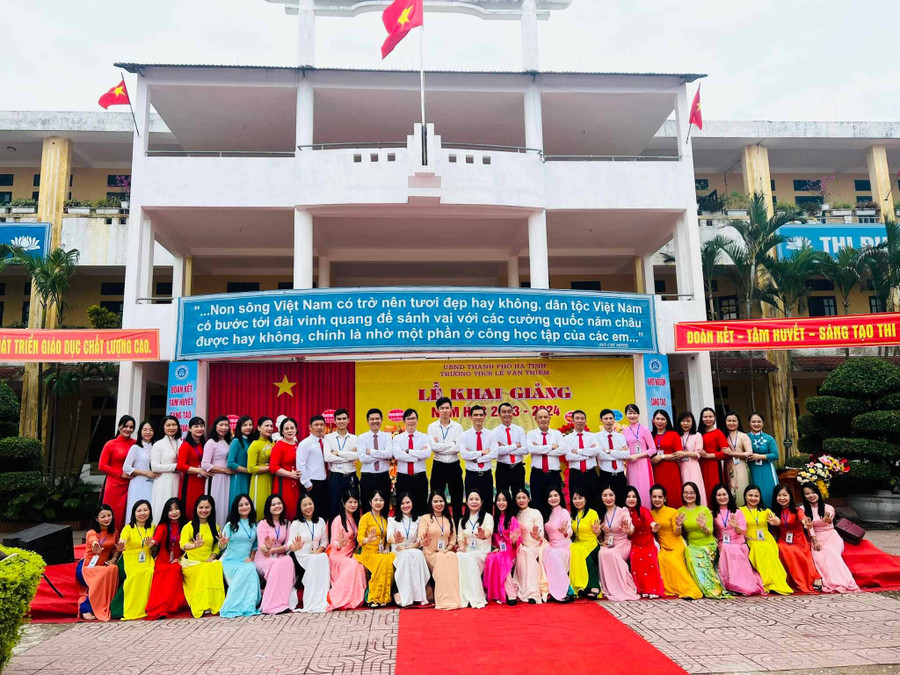 Tập thể cán bộ giáo viên Trường THCS Lê Văn Thiêm. Tập thể cán bộ giáo viên Trường THCS Lê Văn Thiêm.