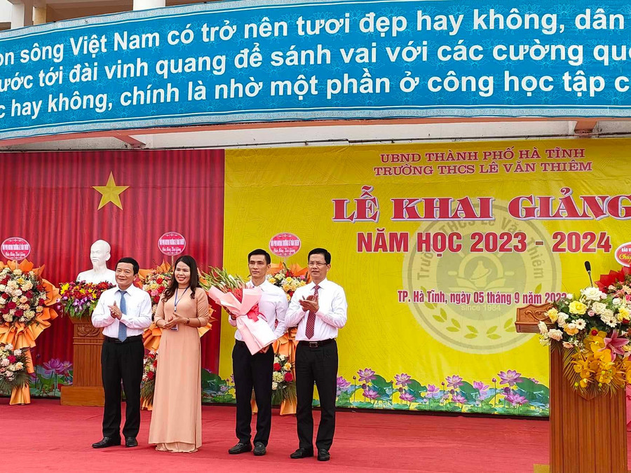 Lãnh đạo tỉnh Hà Tĩnh và thành phố Hà Tĩnh tặng hoa chúc mừng nhà trường. Lãnh đạo tỉnh Hà Tĩnh và thành phố Hà Tĩnh tặng hoa chúc mừng nhà trường.