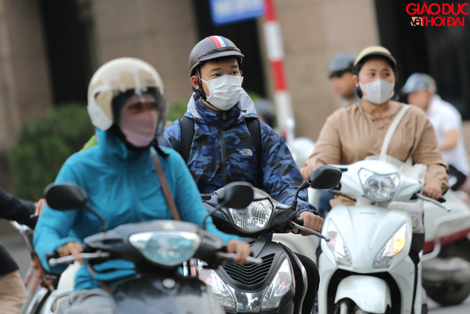 Đối với những người phải di chuyển bằng xe máy, trong sáng nay sẽ càng nhận thấy sự thay đổi của nhiệt độ.