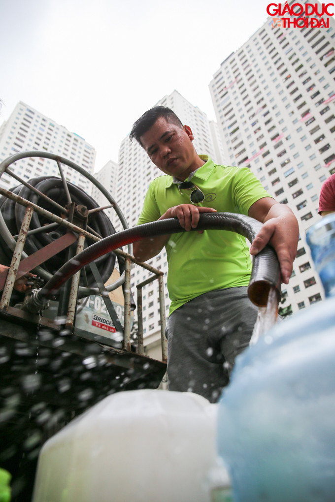 Theo một người dân sống tại đây cho biết, nước lấy về để đun uống hay nấu cơm.