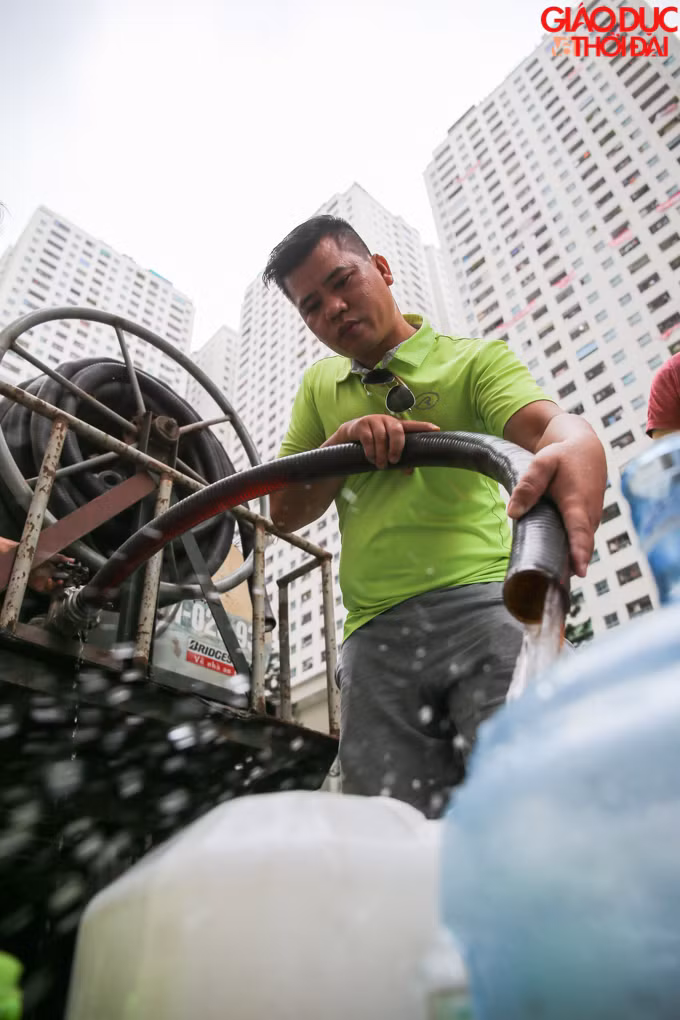 Theo một người dân sống tại đây cho biết, nước lấy về để đun uống hay nấu cơm.