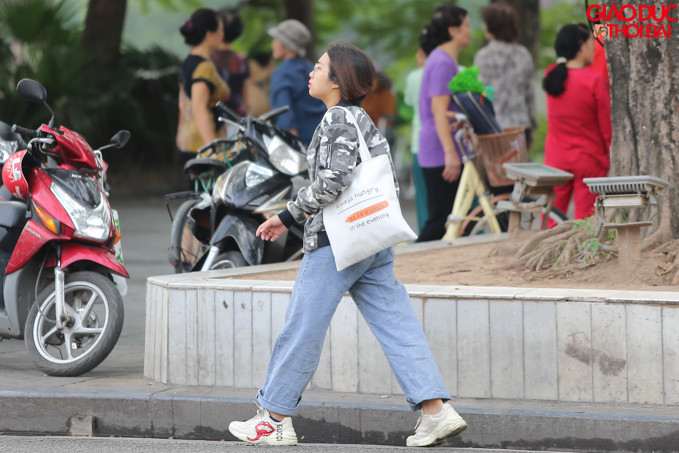 Nhiều bạn trẻ tự tin đi trên phố với những chiếc áo khoác ưng ý mà đã rất lâu rồi nằm trong tủ.