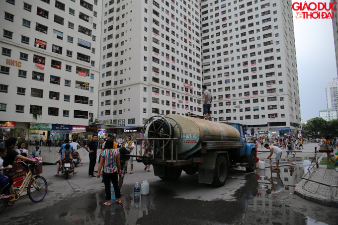Đã 2 ngày gần đây, chiều khoảng 16h người dân tại KĐT Linh Đàm lại xuống sân chung cư chờ lấy nước từ những xe chở nước sạch.