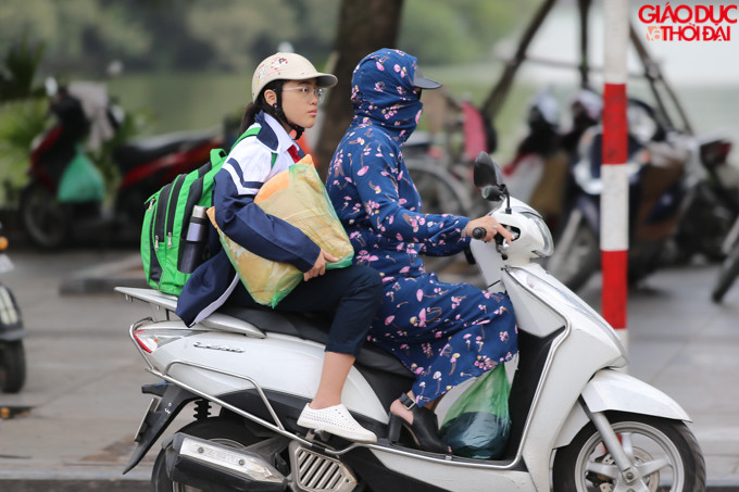 Nhiều phụ huynh đưa con đi học cũng đã mặc cho con em mình những chiếc áo khoác, áo gió để giữ ấm trong buổi sáng sớm.