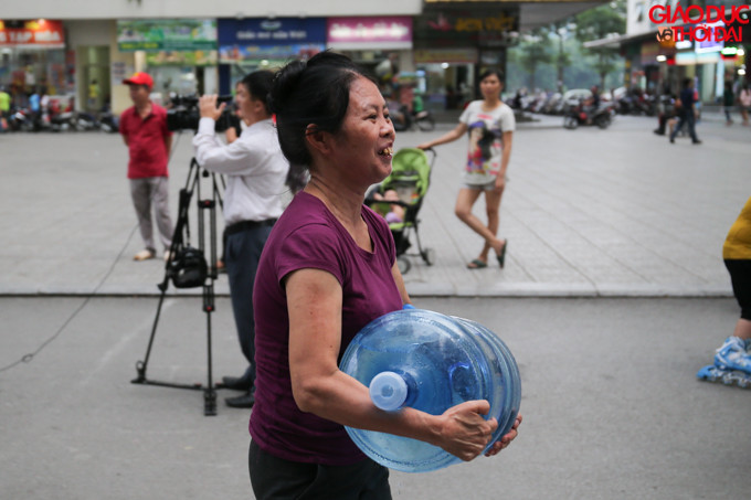 Đối với nguồn nước theo cư dân của KĐT cho biết, đến ngày hôm nay nước vẫn còn mùi khét, nhưng đã giảm đi nhiều, phải đưa lên gần mới ngửi thấy được.