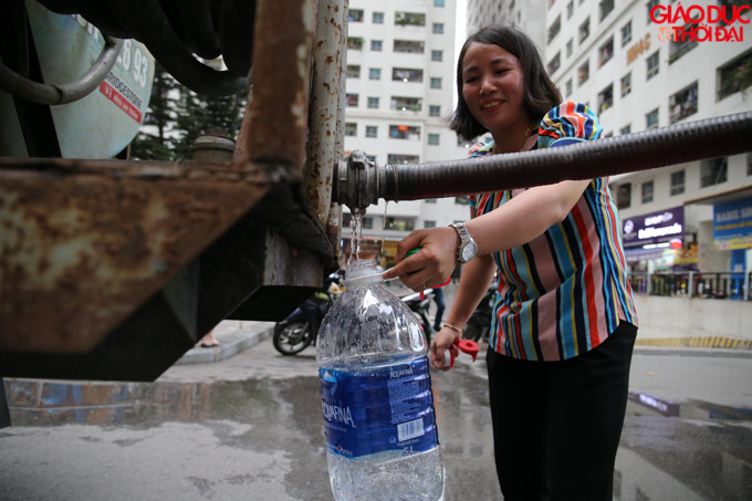 Nước sạch giờ đây có nhiều người dân ví von còn quý hơn vàng.