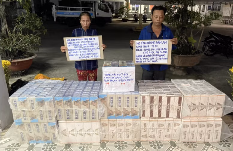 Dương Văn An và Ngụy Thị Điềm cùng tang vật tại cơ quan điều tra.