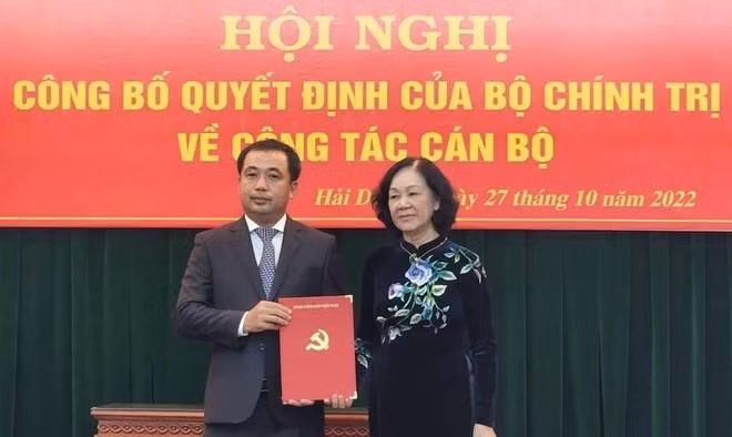 Ủy viên Bộ Chính trị, Bí thư Trung ương Đảng, Trưởng Ban Tổ chức Trung ương Trương Thị Mai trao quyết định bổ nhiệm ông Trần Đức Thắng giữ chức Bí thư Tỉnh uỷ Hải Dương nhiệm kì 2020 – 2025.