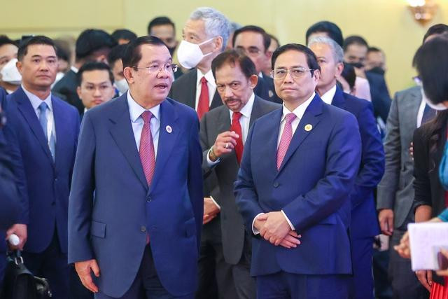Thủ tướng Phạm Minh Chính, Thủ tướng Campuchia Samdech Techo Hun Sen cùng Lãnh đạo các nước ASEAN dự khai mạc Hội nghị Cấp cao ASEAN lần thứ 40, 41 - Ảnh: VGP/Nhật Bắc.