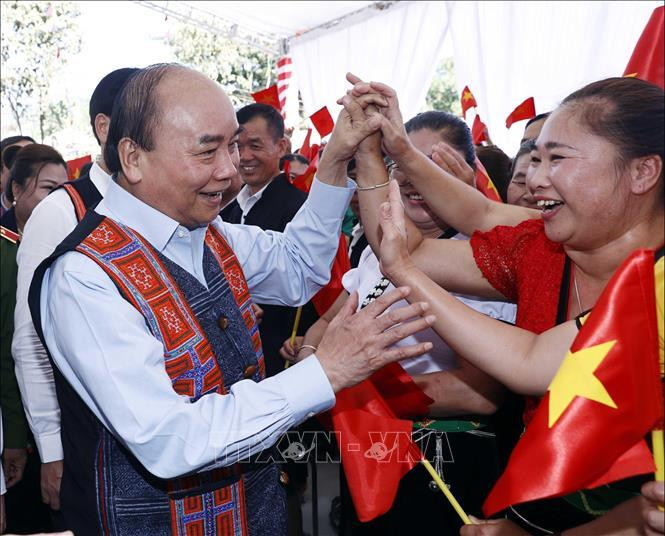 Chủ tịch nước Nguyễn Xuân Phúc với đồng bào dự Ngày hội Đại đoàn kết toàn dân tộc tại liên khu dân cư. Ảnh: Thống Nhất/TTXVN. Chủ tịch nước Nguyễn Xuân Phúc với đồng bào dự Ngày hội Đại đoàn kết toàn dân tộc tại liên khu dân cư. Ảnh: Thống Nhất/TTXVN.