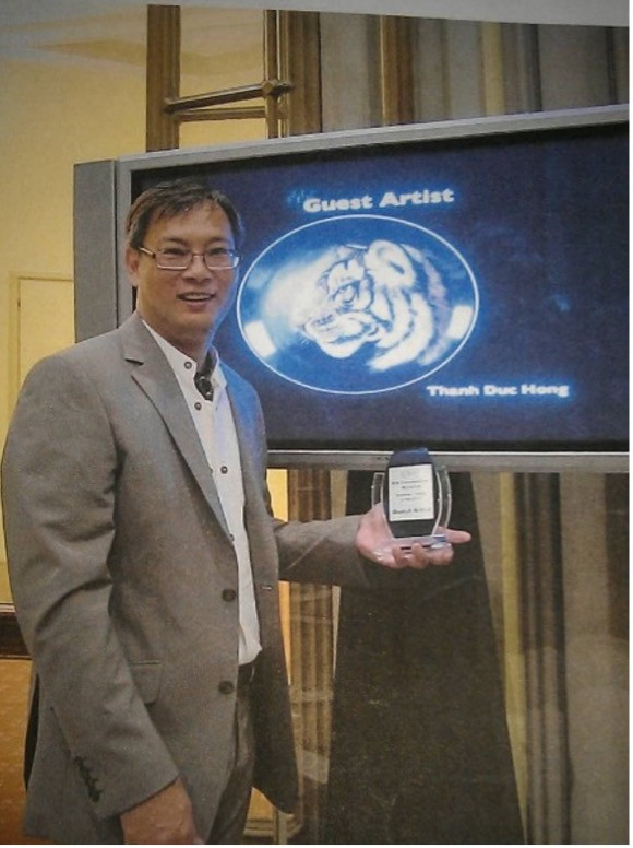 Hồng Đức Thanh đoạt cúp vàng tại Đại hội mỹ thuật quốc tế Milano - Ý. Hồng Đức Thanh đoạt cúp vàng tại Đại hội mỹ thuật quốc tế Milano - Ý.