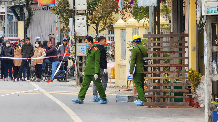 Cơ quan công an khám nghiệm hiện trường vụ án mạng. Cơ quan công an khám nghiệm hiện trường vụ án mạng.