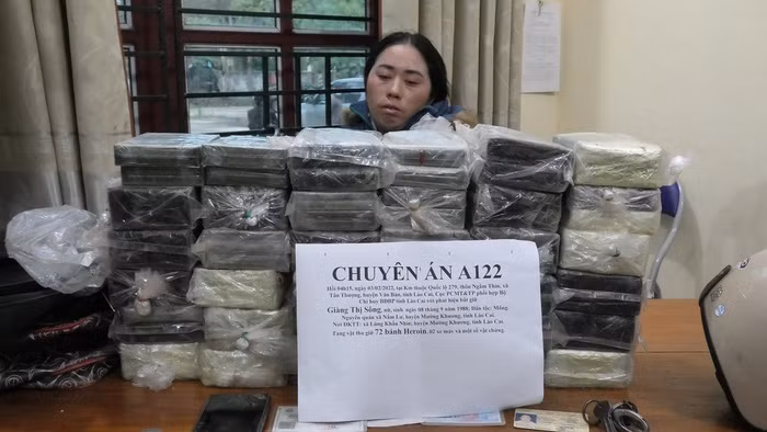 Giàng Thị Sông cùng tang vật của vụ án.