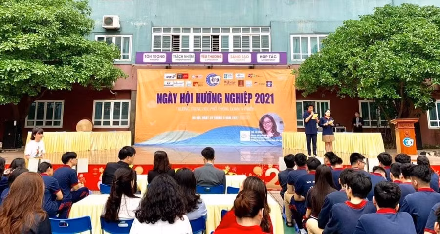 Học sinh Trường THPT Đoàn Thị Điểm với các hoạt động hướng nghiệp.