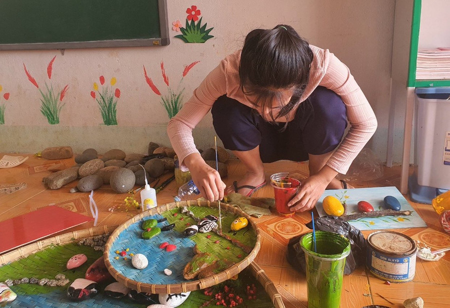 Giáo viên Trường Tiểu học xã Đăk Hà vẽ tranh trên sỏi đá.