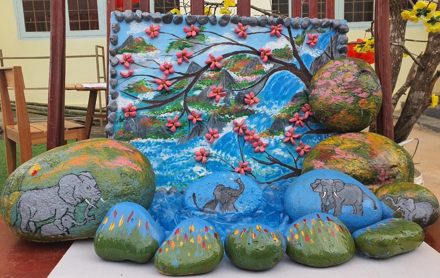 Bức tranh với chủ đề “Mùa xuân Tu Mơ Rông” của em Y Đặng Thuý Hường.