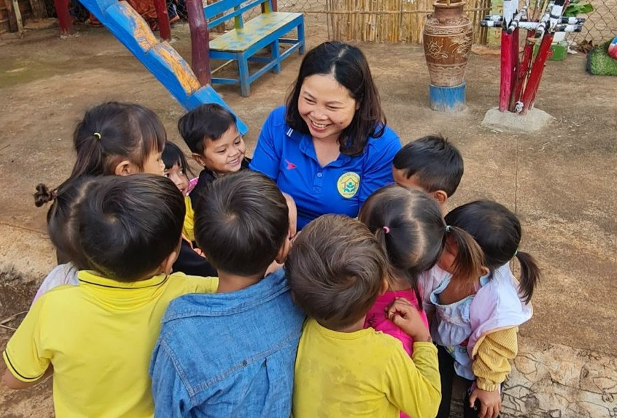 Cô Ngọc ăn, ở cùng người dân và các em để học tiếng bản địa.