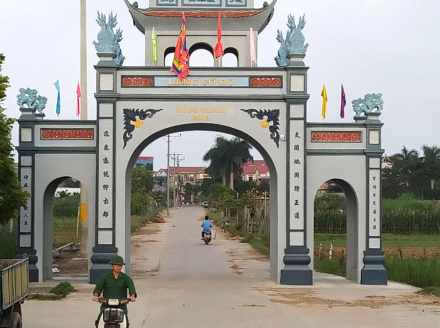 Làng Cổ Đô (xã Cổ Đô, huyện Ba Vì, Hà Nội) nơi sản sinh ra những con người tài hoa lỗi lạc trong lịch sử. Trong số này, có một cặp cha con mà người cha được xếp vào một trong “Tứ hổ Tràng An”; còn người con cũng là một trong “An Nam tứ đại tài”.