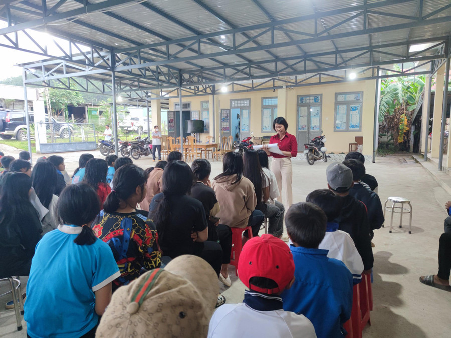 Giáo viên hướng dẫn học sinh kỹ năng ứng phó với động đất.