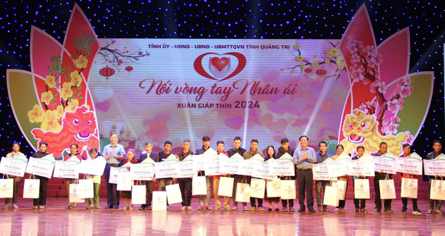 Chương trình “Nối vòng tay nhân ái” quyên góp gần 20 tỉ đồng để chăm lo cho người nghèo. Chương trình “Nối vòng tay nhân ái” quyên góp gần 20 tỉ đồng để chăm lo cho người nghèo.