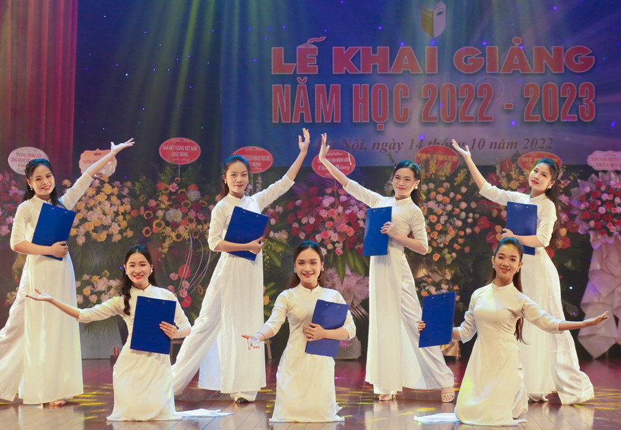 Sinh viên Trường ĐH Sân khấu - Điện ảnh Hà Nội biểu diễn trong ngày khai giảng năm học 2022 - 2023. Sinh viên Trường ĐH Sân khấu - Điện ảnh Hà Nội biểu diễn trong ngày khai giảng năm học 2022 - 2023.