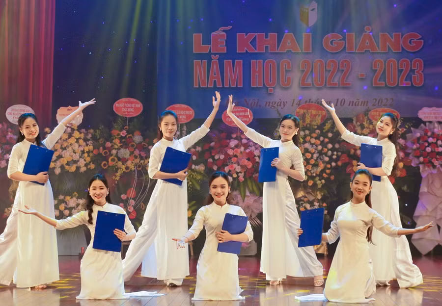 Sinh viên Trường ĐH Sân khấu - Điện ảnh Hà Nội biểu diễn trong ngày khai giảng năm học 2022 - 2023.