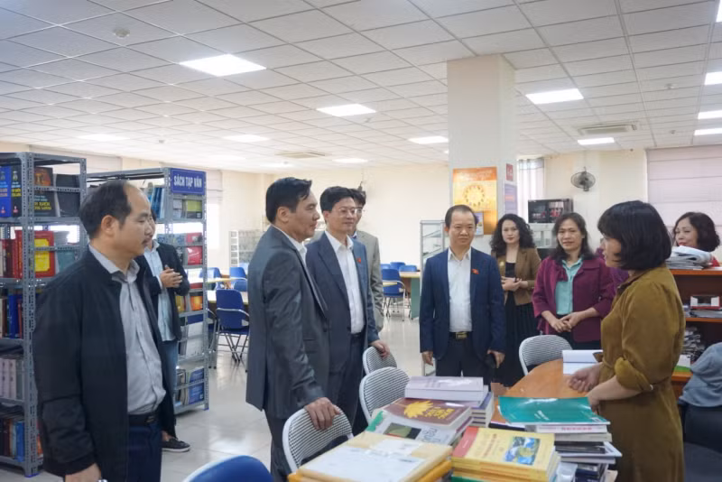 Đoàn giám sát của Ủy ban Văn hóa, Giáo dục của Quốc hội tham quan cơ sở vật chất tại Trường ĐH Sân khấu - Điện ảnh Hà Nội (chiều 6/3).