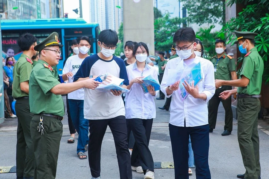 Thí sinh tham dự kỳ thi đánh giá tuyển sinh vào các trường công an nhân dân năm 2022. Ảnh: Internet.