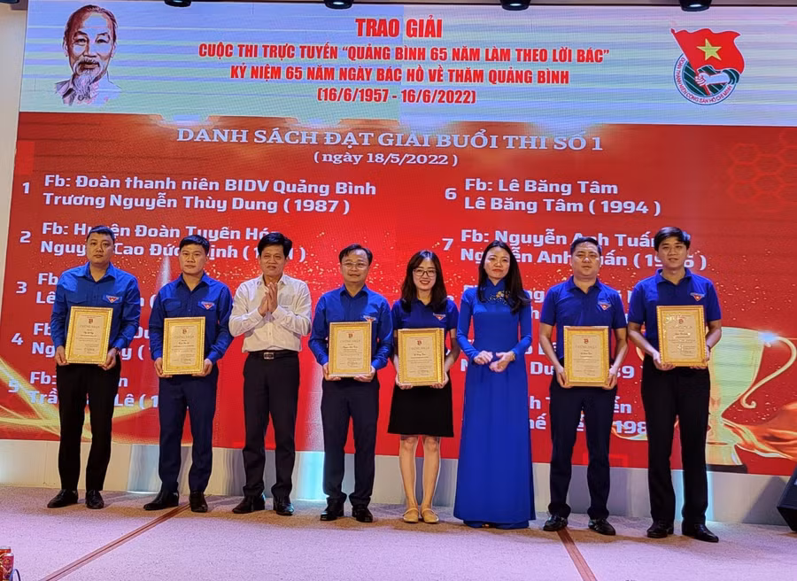 Ban tổ chức trao giải cho các đoàn viên.