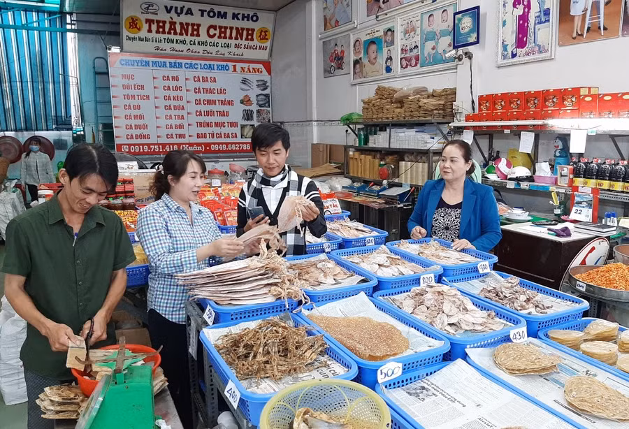 Một sạp bán hải sản tại TP Cà Mau.