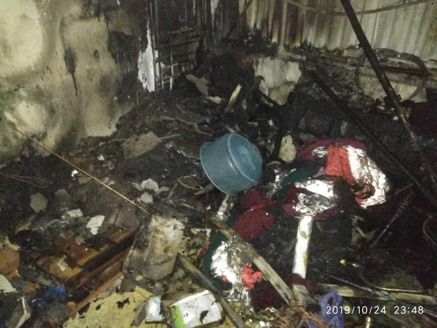 Bên trong căn nhà bị cháy, nhiều vật dụng trong nhà bị cháy rụi.