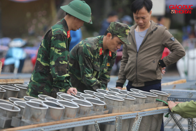 Các dàn pháo khác nhau chuẩn bị cho các loại hình, hiệu ứng pháo hoa đa dạng hình khối, màu sắc, tầm bắn. Các dàn pháo khác nhau chuẩn bị cho các loại hình, hiệu ứng pháo hoa đa dạng hình khối, màu sắc, tầm bắn.