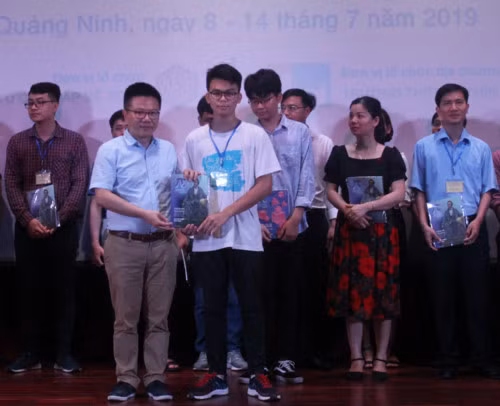 Giáo sư Ngô Bảo Châu tặng quà cho các em học sinh và giáo viên