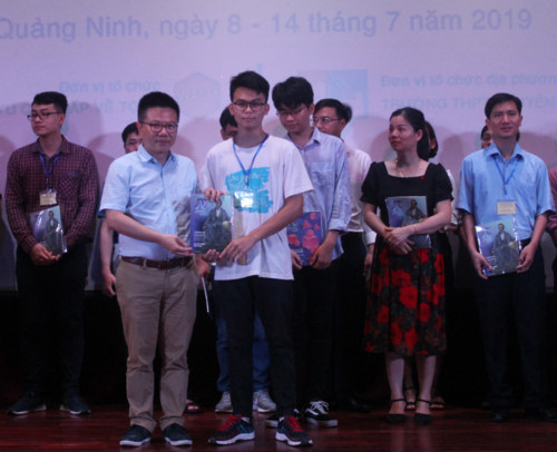 Giáo sư Ngô Bảo Châu tặng quà cho các em học sinh và giáo viên Giáo sư Ngô Bảo Châu tặng quà cho các em học sinh và giáo viên