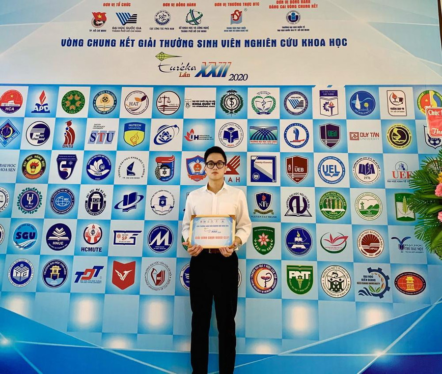 Thủ khoa đầu ra của Học viện Tài chính Nguyễn Tiến Dũng còn đam mê nghiên cứu khoa học Thủ khoa đầu ra của Học viện Tài chính Nguyễn Tiến Dũng còn đam mê nghiên cứu khoa học