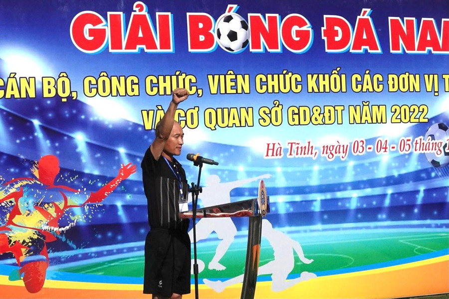 ... ban trọng tài điều khiển các trận đấu tuyên thệ tại giải đấu.