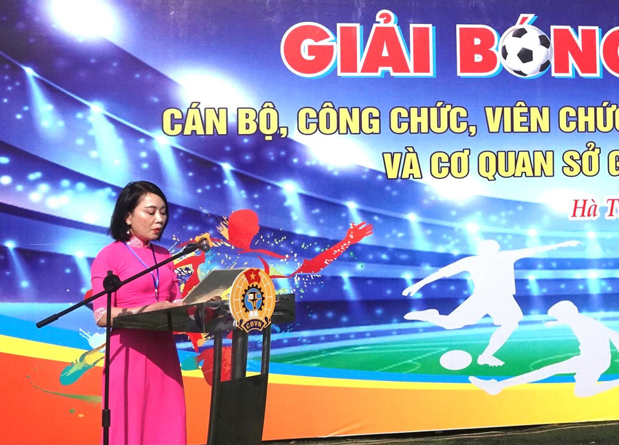 Bà Nguyễn Thị Nhung Quyên, Phó Giám đốc Sở GD&ĐT Hà Tĩnh phát biểu tại lễ Khai mạc.