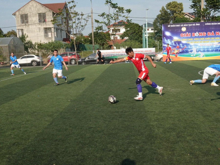 Ngay sau lễ khai mạc đã diễn ra các trận tranh tài hấp dẫn, kịch tính.