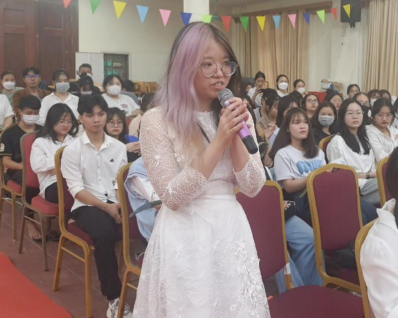 Nguyễn Khánh Linh – sinh viên năm thứ nhất, Khoa Giới và phát triển cho biết, đã lĩnh hội được nhiều kiến thức bổ ích từ chương trình Tọa đàm. Nguyễn Khánh Linh – sinh viên năm thứ nhất, Khoa Giới và phát triển cho biết, đã lĩnh hội được nhiều kiến thức bổ ích từ chương trình Tọa đàm.