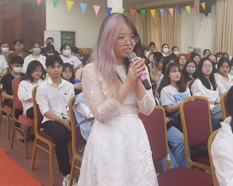 Nguyễn Khánh Linh – sinh viên năm thứ nhất, Khoa Giới và phát triển cho biết, đã lĩnh hội được nhiều kiến thức bổ ích từ chương trình Tọa đàm.