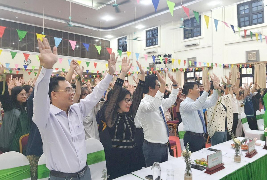 Đại biểu, cán bộ, giảng viên và sinh viên Học viện Phụ nữ Việt Nam hào hứng 'khởi động' trước khi bước vào Tọa đàm. Đại biểu, cán bộ, giảng viên và sinh viên Học viện Phụ nữ Việt Nam hào hứng 'khởi động' trước khi bước vào Tọa đàm.