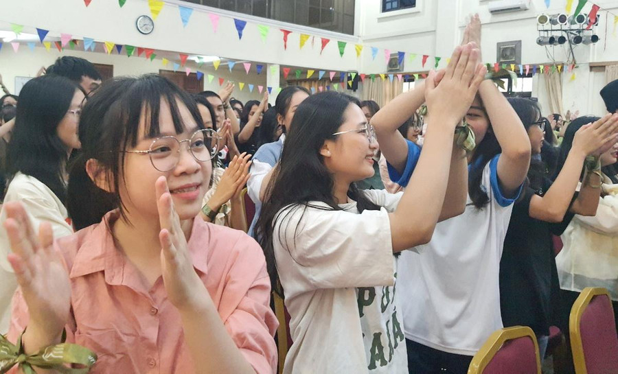 Sinh viên Học viện Phụ nữ Việt Nam thích thú với nhiều hoạt động khi tham gia chương trình Tọa đàm. Sinh viên Học viện Phụ nữ Việt Nam thích thú với nhiều hoạt động khi tham gia chương trình Tọa đàm.